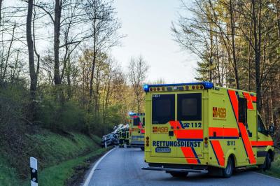 Loewenstein: Heftiger Crash! LKW rast in den Gegenverkehr - PKW-Fahrer muss von der Feuerwehr herausgeschnitten werden
